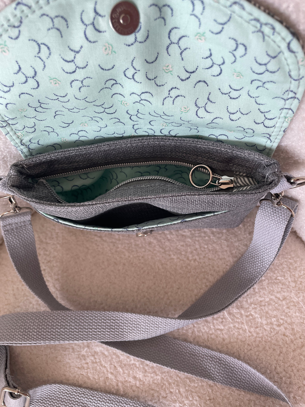 Wanderer Crossbody Bag - Grey