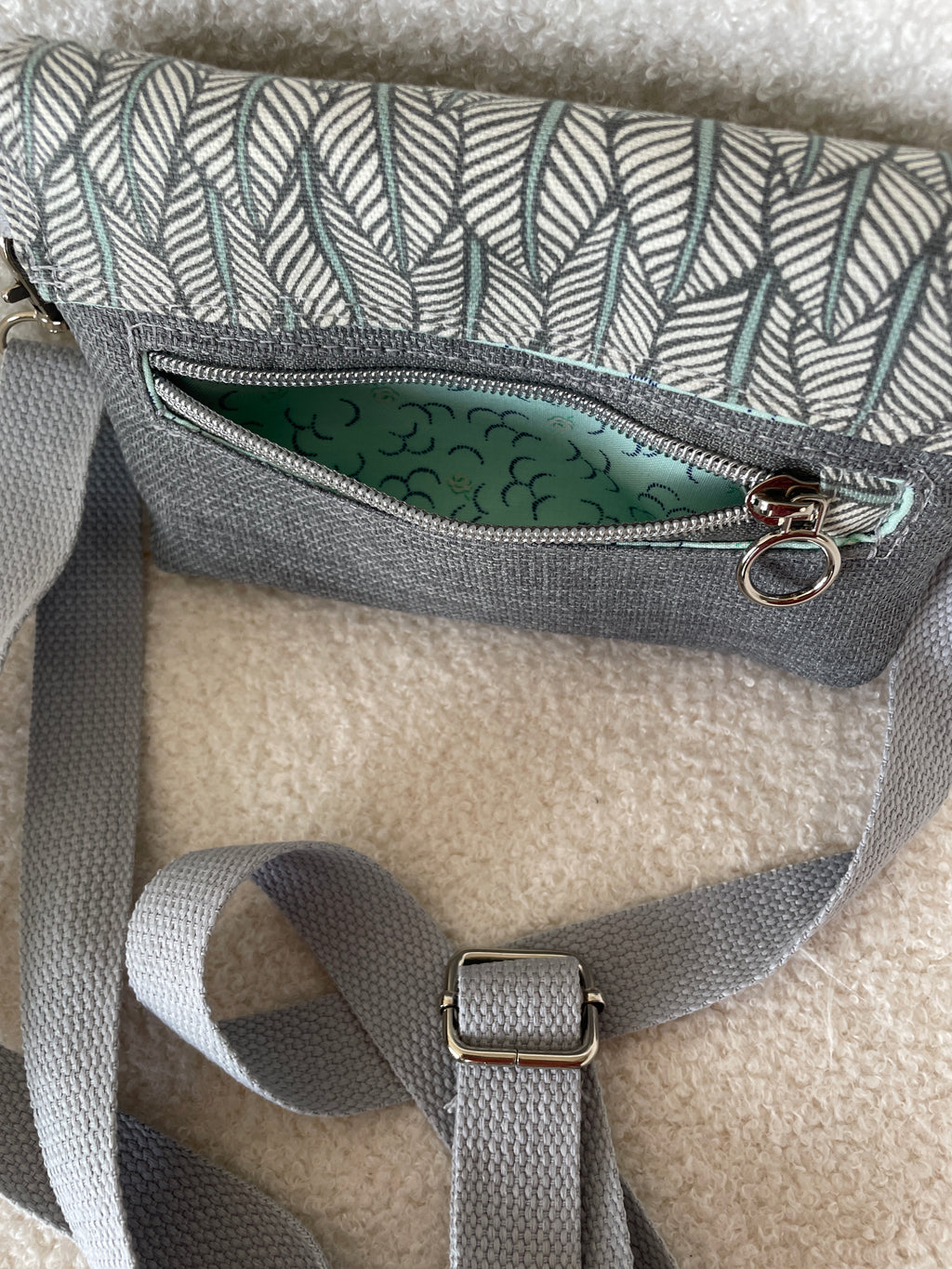Wanderer Crossbody Bag - Grey
