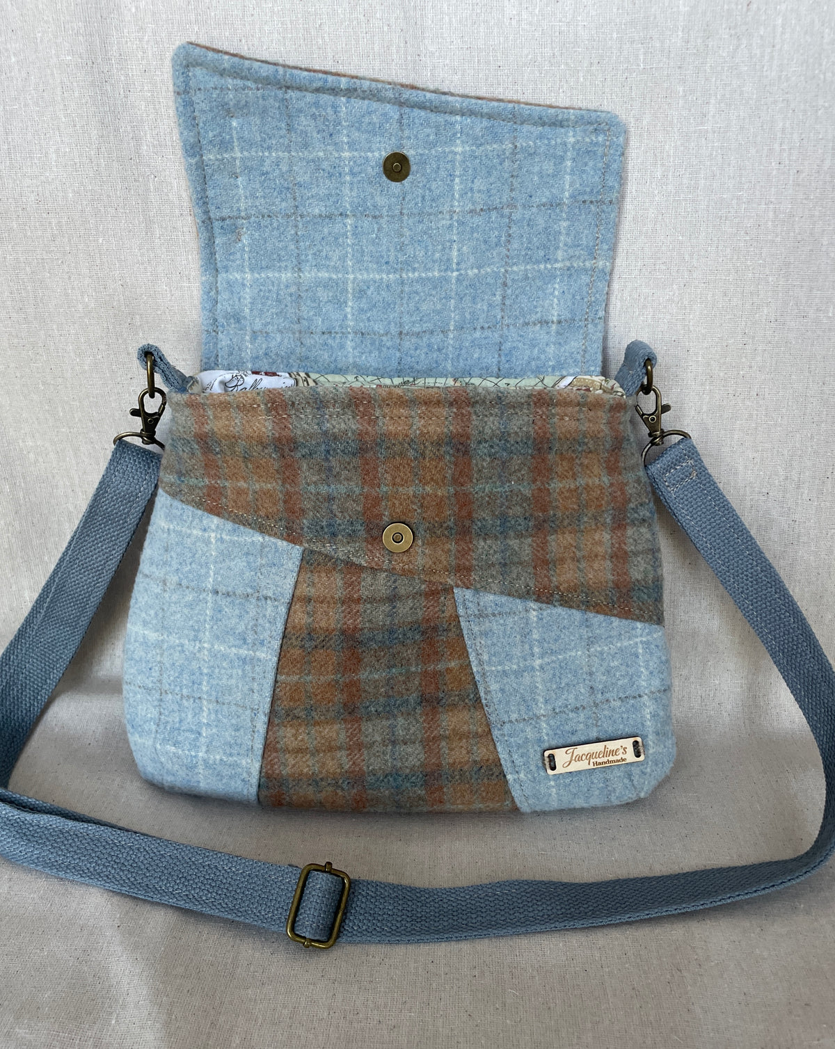 The Wool Covehite Crossbody